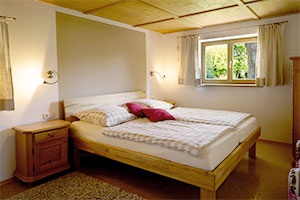 Schlafzimmer in der Ferienwohnung 3 - Ferienwohnungen Kiening in Tegernsee
