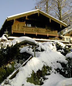 Unser Haus im Winter - Ferienwohnungen Kiening am Tegernsee